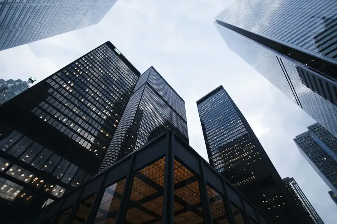 Decision guide for choosing between limited and unlimited company structure in Hong Kong based on liability, growth, and compliance needs