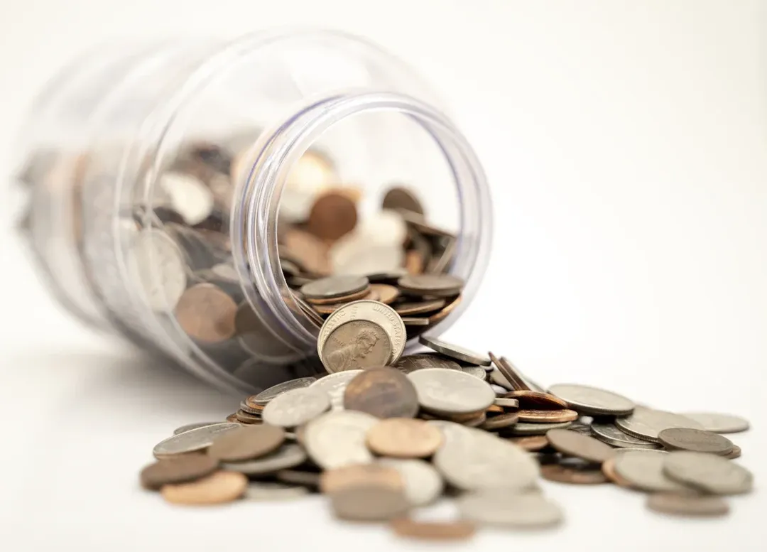 A retirement savings planning scene — voluntary MPF contributions above the mandatory 5% are tax-deductible up to 15% of remuneration for employers and HKD 60,000/year for employees