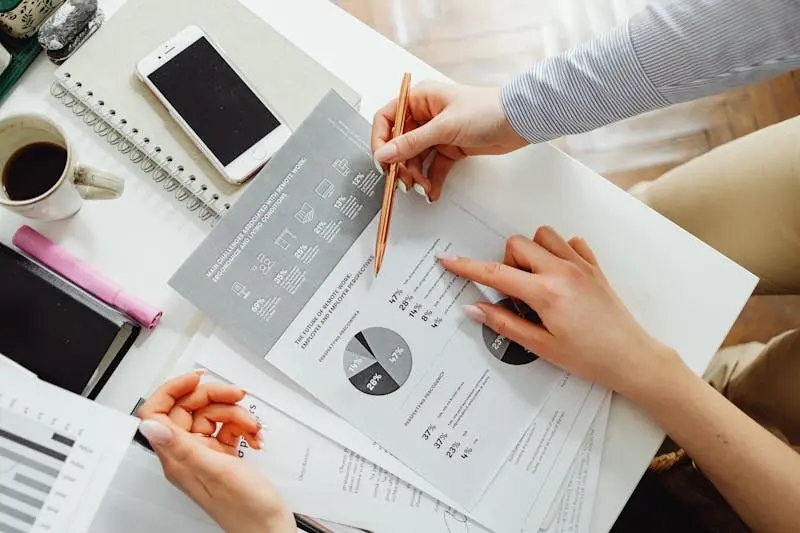Comparison of traditional banks vs fintech accounts for Hong Kong SMEs: DBS, HSBC, Airwallex, and Currenxie reviewed for fees, multicurrency support, and account opening timelines